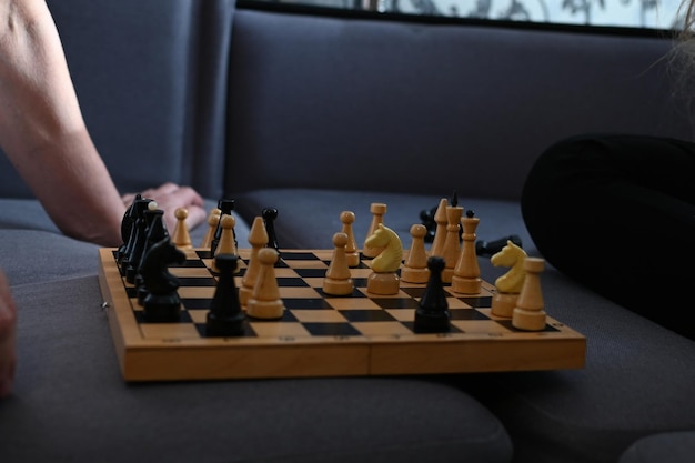 babcia i wnuczka grają w szachy hobby czas wolny rodzina rozrywka