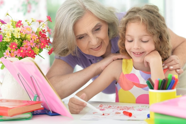 Babcia I Wnuczka Odrabiają Lekcje Razem W Domu