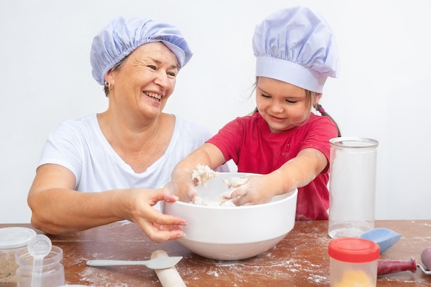 Babcia i wnuczka robią ciasto