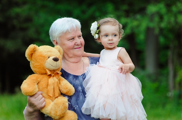 Babcia I Wnuczka Spacerują Po Parku