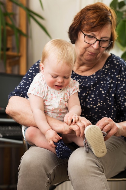 Babcia I Wnuczka Wkłada Buty Na Kolana