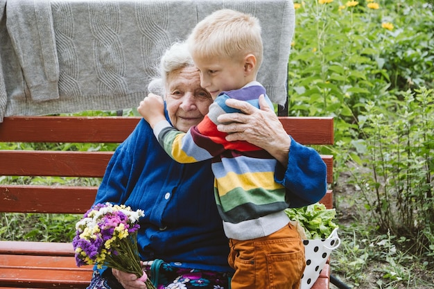 Zdjęcie babcia i wnuk uściskają się w parku