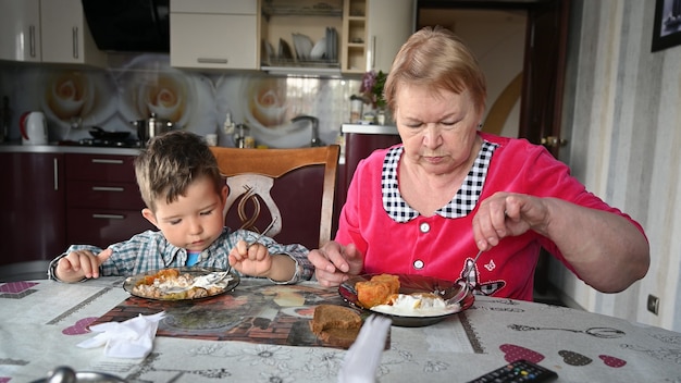 Babcia Karmi Wnuka W Kuchni.