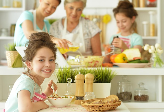 Babcia, mama i dwie córki gotują śniadanie