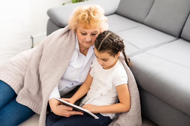 Babcia przytula się ze swoją uroczą wnuczką.