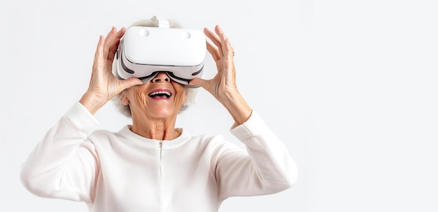 Babcia uśmiecha się za pomocą zestawu słuchawkowego wirtualnej rzeczywistości