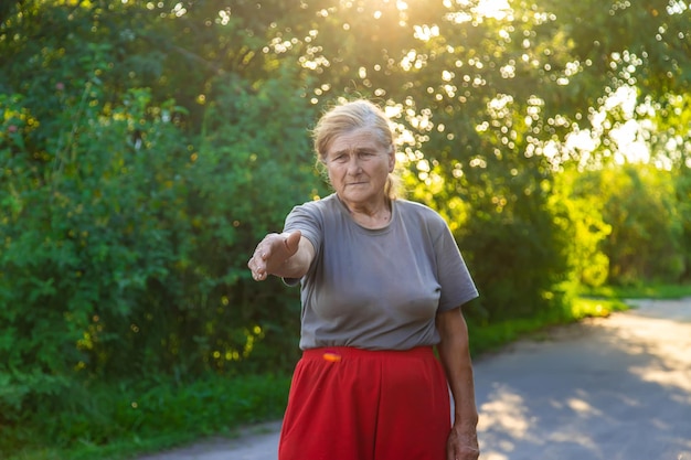 Babcia wyciąga pomocną dłoń Selektywne skupienie