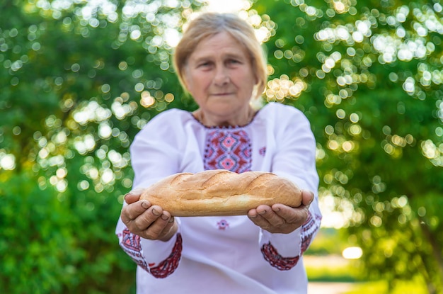 Babcia Z Chlebem Ukraińskim W Dłoniach Selektywne Skupienie