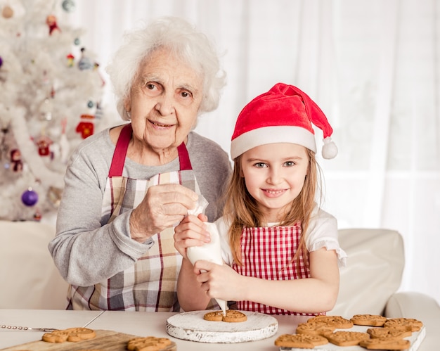 Babcia z wnuczką do pieczenia ciasteczek