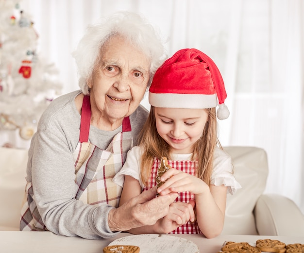 Babcia z wnuczką gospodarstwa pieczone ciasteczko