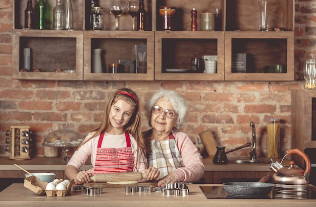 Babcia Z Wnuczką Rozwałkuj Ciasto