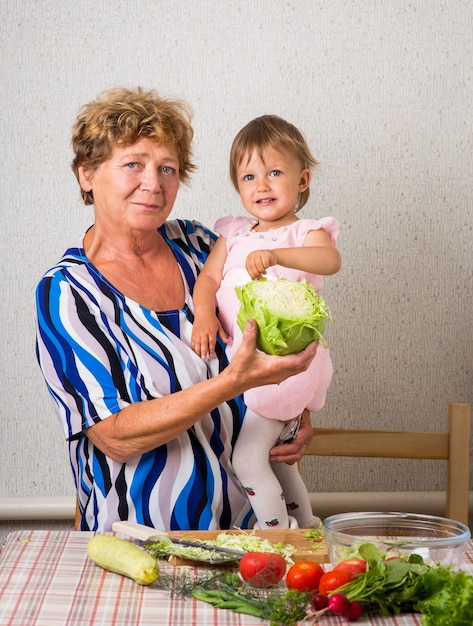 Babcia z wnuczką w kuchni