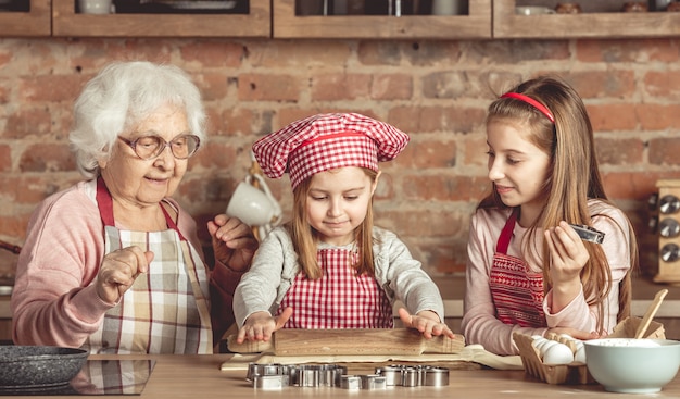 Babcia z wnuczkami do pieczenia ciasteczek