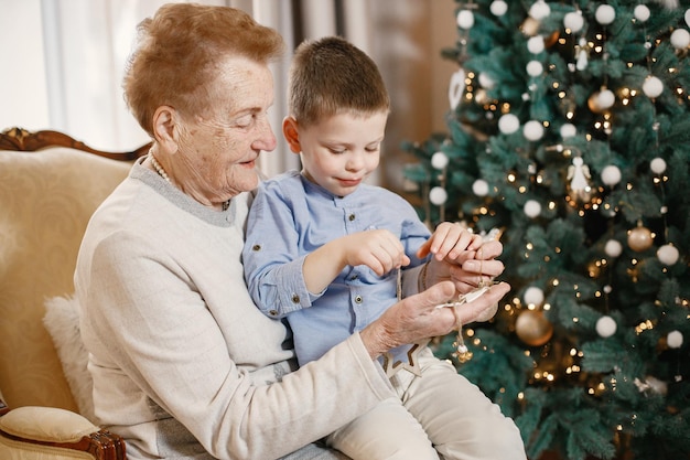 Babcia Z Wnukiem Siedząca Przy Choince Na Krześle