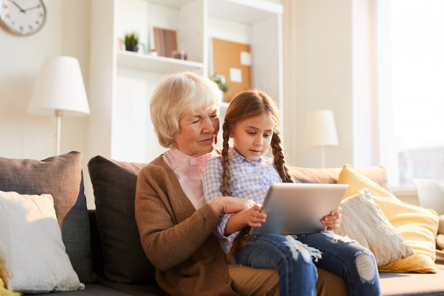 Babcia za pomocą cyfrowego tabletu