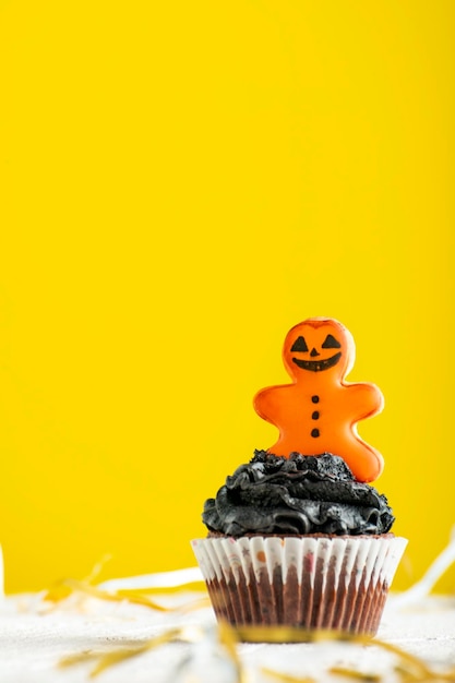 Babeczka Z Czarną śmietanką I Piernikami Na żółtym Tle Verticalsweets Z Okazji Halloweencake Na Halloween