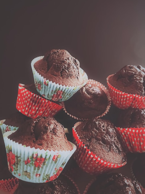 Babeczki czekoladowe jako słodki deser domowe ciasta przepis jedzenie i pieczenie