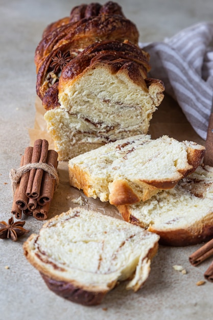 Babka czyli brioche z cynamonem i cukrem