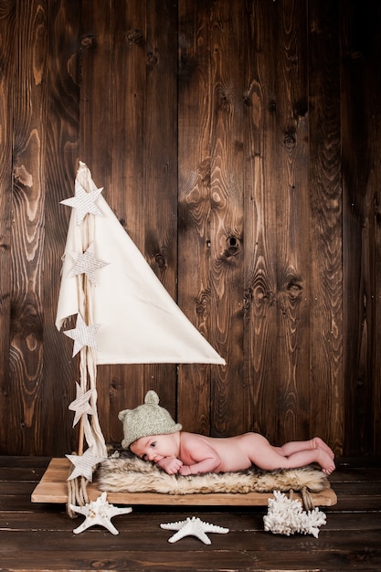 Zdjęcie baby boy, studio fotograficzne na drewnianym tle