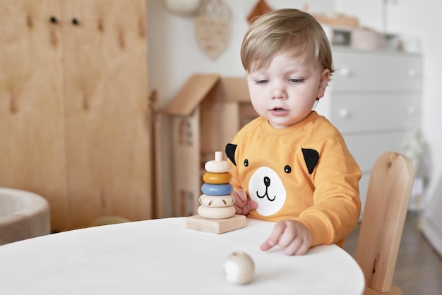 Baby Dziecko Bawi Się Piramidą Drewnianych Zabawek Wczesny Rozwój