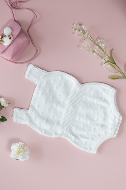 Baby Shower Kwiat Tło Z Akcesoriami Dla Dziewczynki Na Różowym Tle Z Miejscem Na Tekst, Widok Z Góry, Płaskie Lay