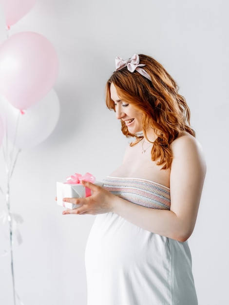 Baby shower party kobieta w ciąży świąteczna niespodzianka