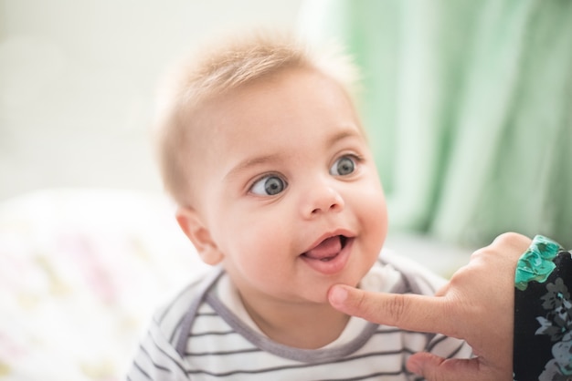 Baby smiling - Baby tooth - Ręka mamy