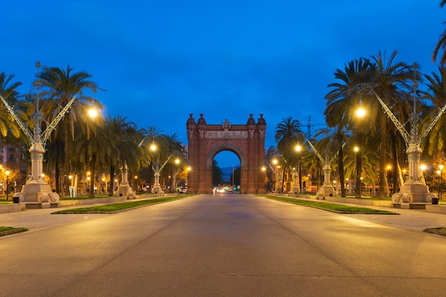 Bacelona Łuk De Triomf przy nocą w mieście Barcelona w Catalonia, Hiszpania.