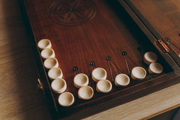 Backgammon z wysokiej jakości drewnem do gry