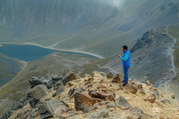 Backpacker W średnim Wieku, Patrzący Na Lagunę Wulkaniczną Quilotoa