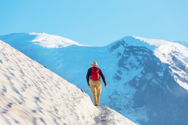 Backpacker w wędrówce po jesiennych górach