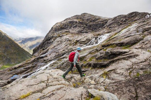 Backpacker W Wędrówce Po Jesiennych Górach