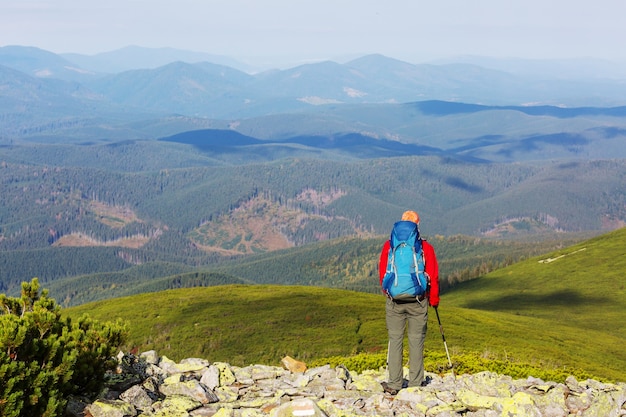 Backpacker w wędrówce w wysokich górach?