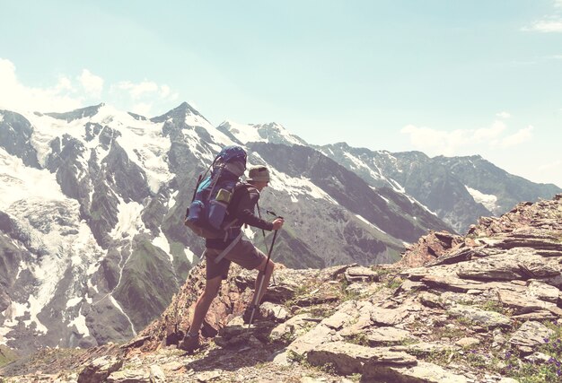 Backpacker w wędrówce w wysokich górach?