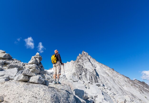 Backpacker w wysokich, pięknych górach