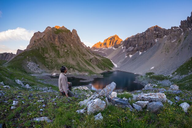 Backpacker Wędruje ścieżką I Patrzy Na Rozległy Widok Z Góry