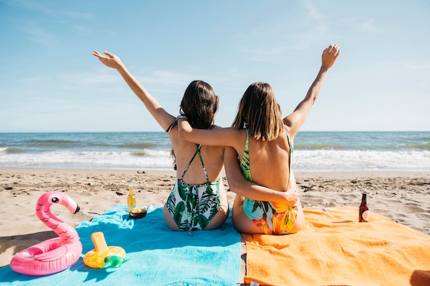 Zdjęcie backview dziewcząt na plaży