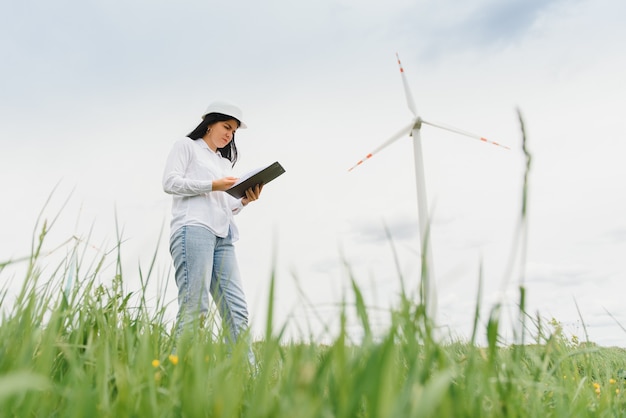 Badacz analizuje odczyty na elektrowni wiatrowej