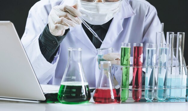Badacz W Szklanych Laboratoryjnych Probówkach Chemicznych Z Płynem