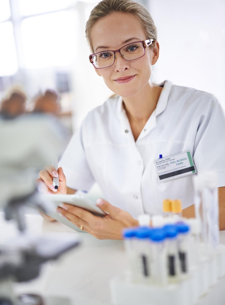 Zdjęcie badania medyczne i portret kobiety z tabletem w laboratorium z rozwojem w biotechnologii doktor pisze lub sprawdza wyniki online raportu farmaceutycznego lub przeglądu innowacji w nauce