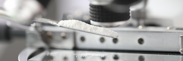 Badanie białego proszku w laboratorium pod mikroskopem rozwój nowych rodzajów leków