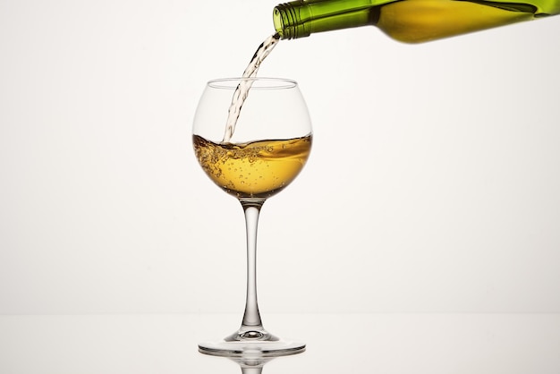 Badanie degustacyjne białego wina w eleganckim kieliszku