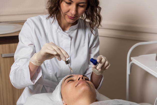 Badanie Lekarza Kliniki Pielęgnacji Skóry