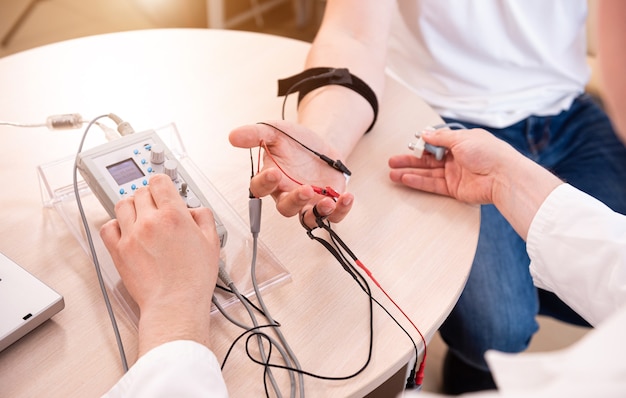 Badanie nerwów pacjenta za pomocą elektromiografii w centrum medycznym