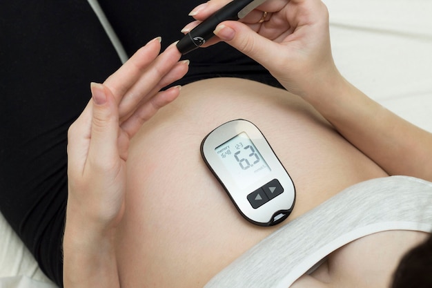 Badanie poziomu glukozy we krwi na cukrzycę u kobiety w ciąży za pomocą glukometru