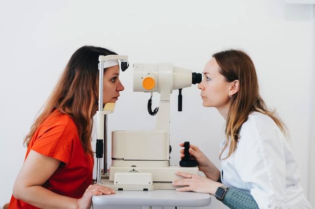 Badanie wzroku pod kątem ostrości wzroku Pacjent otrzymuje konsultację wzrokową