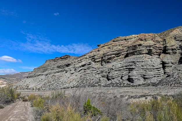 Badland czerwone ziemie bez roślinności w Geoparku Granada