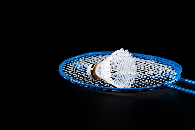 Badminton sporta wyposażenie na ciemnego czerni tła zakończeniu up