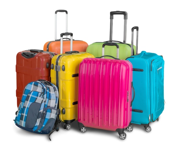Bagaż składający się z dużych walizek, plecaków i torby podróżnej na białym tle