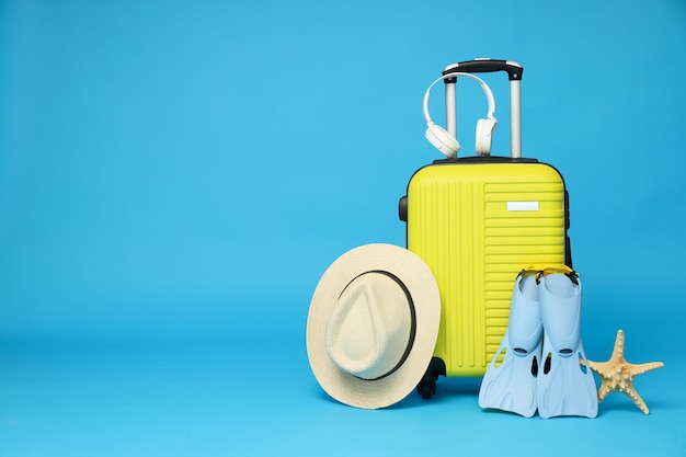 Bagaż walizki na letnie podróże i miejsce na wakacje dla tekstu